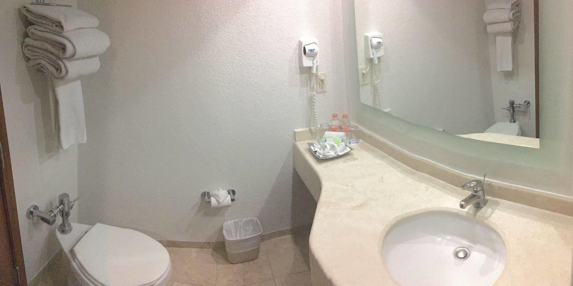 Hotel Mercury Inn Querétaro Zewnętrze zdjęcie