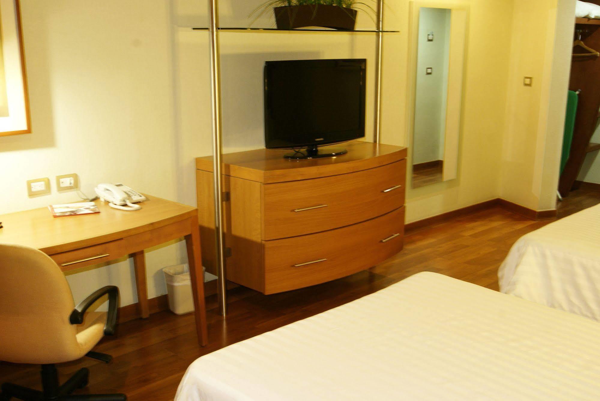 Hotel Mercury Inn Querétaro Zewnętrze zdjęcie